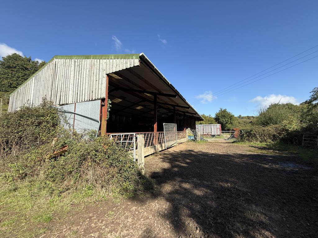 Lot: 26 - SMALL HOLDING OF APPROXIMATELY 86 ACRES OF PASTURE AND WOODLAND, DETACHED BUNGALOW PLUS TWO AGRICULTURAL BARNS - Large open Barn